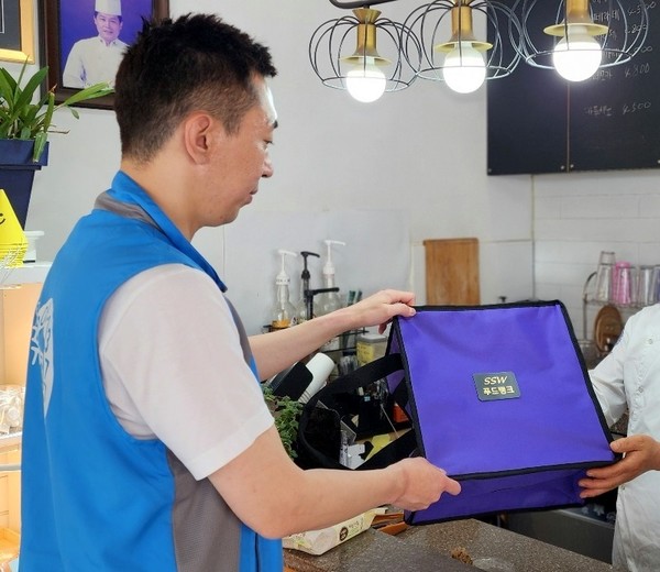 서대문구는 서대문구 푸드뱅크가 기부물품 ‘보온(보냉)백’과 ‘보관케이스’를 전국 푸드뱅크 최초로 자체 제작해 기부식품 전달에 이용하고 있다고 5일 밝혔다. (사진=서대문구)