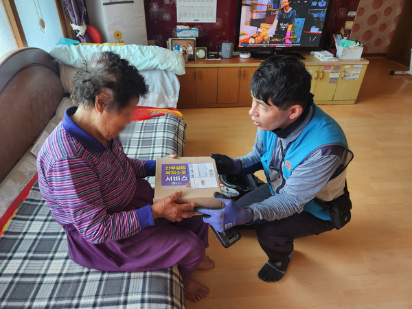 홍성군이 고독사 예방 및 안전관리를 위해 고독사 위기가구를 대상으로 충남 최초로 ‘안부살핌 복지소포 서비스’를 추진한다. (사진=홍성군)