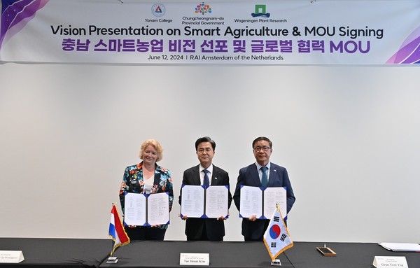 김 지사와 육근열 연암대 총장, 해리슨 와게닝겐 플랜트 리서치 대표가 글로벌 아시아스마트팜혁신센터 운영 협력 양해각서를 체결했다. (사진=충남도)