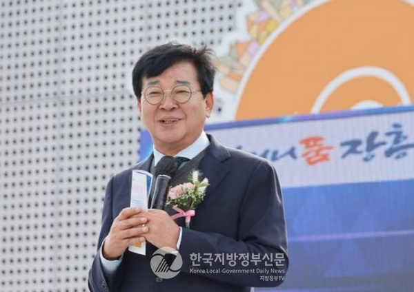 김성 장흥군수가 13일 전라남도 22개 시·군을 대표하는 협의체인 ‘전남 시장군수협의회’ 회장에 선출됐다(사진=조용원 기자)