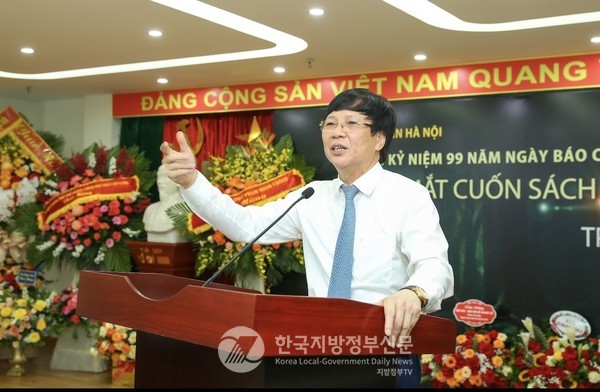 베트남의 유명 저널리스트이자 작가인 호꽝러이 전 베트남 기자협회 상근부회장이 《Người Trên Đường Đời 생의 여정에서 만난 사람》이라는 14번째 저서를 출간했다. 호꽝러이는 팜민찐 베트남 총리와 루마니아 유학파로 베트남 언론의 산증인으로 평가받고 있다.(사진=MH GROUP)