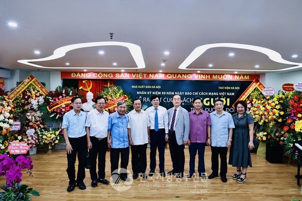 안경환 총장(오른쪽 네번째), 저자 호꽝러이 회장(가운데), 팜꽝응이 전 하노이 당비서(왼쪽 네번째)와 전현직 언론인 등 주요 참석자들이 기념 촬영을 하고 있다.(사진=MH GROUP)