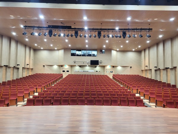 서초문화예술회관은 생생한 음향과 화려한 영상미를 즐길 수 있는 최첨단 문화시설로 탈바꿈하고 21일(금)부터 공연을 시작한다. (사진=서초구)