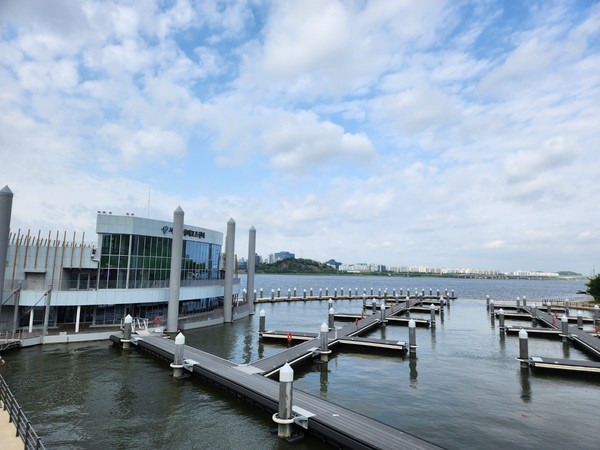 한강 내 최초의 수상 친수복합시설이자 서울 최대 규모의 공용계류장(마리나)인 난지한강공원 내 ‘서울수상레포츠센터’가 곧 시민 곁으로 다가온다. 센터 전경 (사진=서울시)