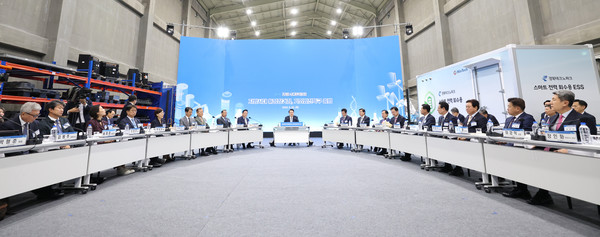 경상북도는 지난 20일 포항 블루밸리산업단지에서 윤석열 대통령, 우동기 지방시대위원장, 이철우 경북도지사를 비롯한 시도지사들이 참석한 가운데 제9차 대통령직속 지방시대위원회와 기회발전특구 투자 협약식을 개최했다. (사진=경북도)