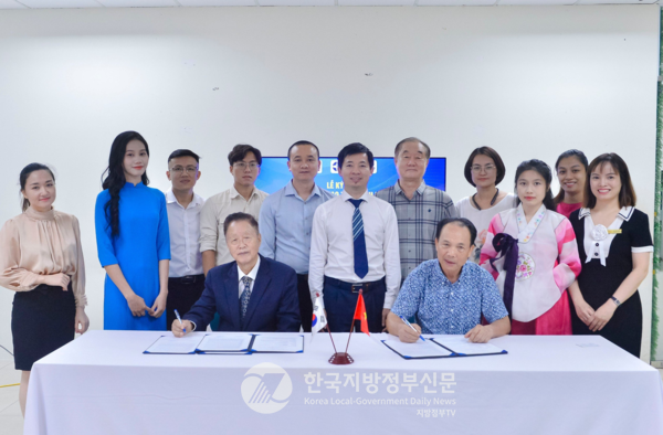 베트남 재무회계 인재양성의 요람 ‘응우옌짜이대학교’ 응우옌띠엔루언 총장(앞줄 오른쪽)은 21일 베트남에 최초로 진출한 28년 전통의 ‘한국 S&S 회계법인’ 이삼한 회장(앞줄 왼쪽)과 전략적 제휴 협약을 체결했다(사진=응우옌짜이대학교)