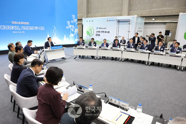 윤석열 대통령(가운데)이 참석한 가운데 대통령 직속 지방시대위원회(위원장 우동기. 가운데 왼쪽)는 지난 20일 포항 블루밸리국가산업단지에서 제9차 지방시대위원회를 개최하여 경북·전남·전북·대구·대전·경남·부산·제주(지정면적 크기 順) 등 8개 시·도에 대해 기회발전특구 지정(안)을 심의·의결했다.(사진=조용원 기자/지방시대위원회)