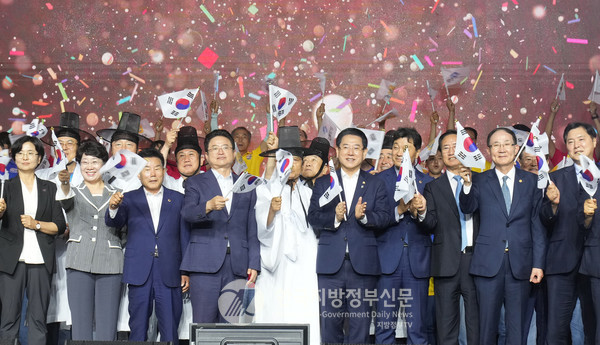 전라남도 김영록 지시(오른쪽 다섯번째)와 경상북도 이철우 지사(왼쪽 네번째)는 24일 서울 광화문광장 일원에서 ‘영호남의 힘으로, 모두 함께 대한민국’을 슬로건으로 ‘2024 영호남 상생협력 화합대축전’을 개막했다(사진=조용원 기자/전남도,경북도)