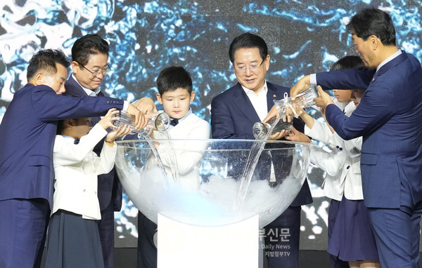 김영록 전남지사(오른쪽 두번째)와 이철우 경북지사(왼쪽 두번째)가 24일 오후 “영호남의 힘으로, 모두 함께 대한민국”이라는 슬로건 아래 서울 광화문 광장에서 개막한 ‘2024 영호남 상생협력 화합대축전’에서 상생의 물을 든 어린이들, 서동욱 전남도의회 의장, 배한철 경북도의회 의장과 상생협력 합수 퍼포먼스를 하고 있다(사진=조용원 기자/전남도,경북도).