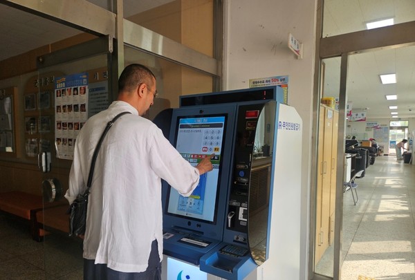 보은군은 충북도 내 최초로 무인민원발급기 외국어 지원 서비스를 도입해 시행한다고 25일 밝혔다. (사진=보은군)