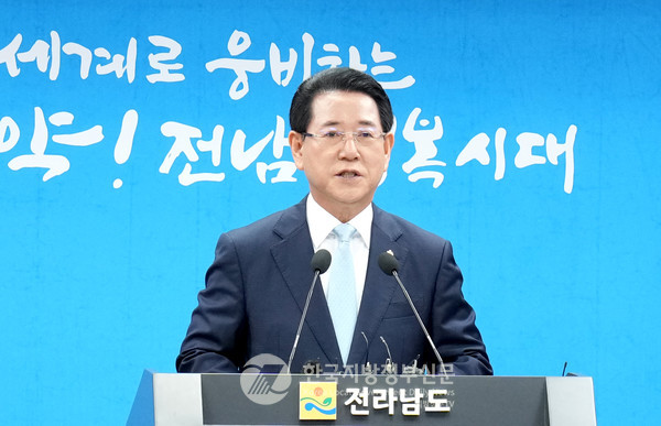 김영록 전라남도지사가 25일 오전 도청 브리핑룸에서 민선 8기 출범 2주년 기자간담회를 갖고 그간의 성과와 앞으로의 계획에 대해 발표하고 있다.(사진=조용원 기자/전남도청)