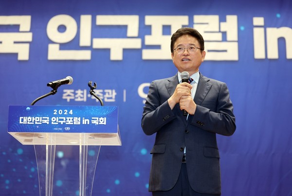 이철우 경북도지사는 26일 국회의원회관에서 개최된 ‘2024 대한민국 인구 포럼 in 국회’ 행사에서 저출생 정책 주도권과 권한을 지방에 넘기고 국가 미래를 위한 한국 대개조 사업인 행정통합을 신속히 추진해야 한다고 강조했다. (사진=경북도)