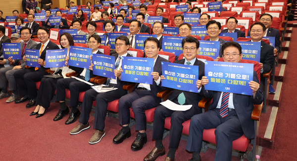 이날, 이 지사는 저출생 극복을 위한 해법으로 지방 주도 저출생 극복과 행정통합을 내놨다. (사진=경북도)