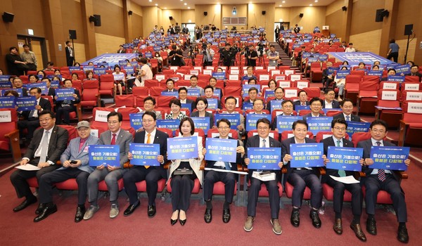 이 지사는 국회에도 저출생 극복은 입법부의 책무라며 저출생 대응 전반을 포괄하는 특별법을 신속히 만들어 강력한 법적 뒷받침을 해달라고 요청했다. (사진=경북도)