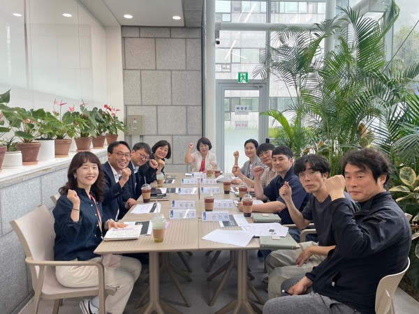 수원시가 ‘초거대 AI 모델을 활용한 복지 민원 서비스 개선 사업’ 관련 첫 회의를 열고 있다. (사진=수원시)