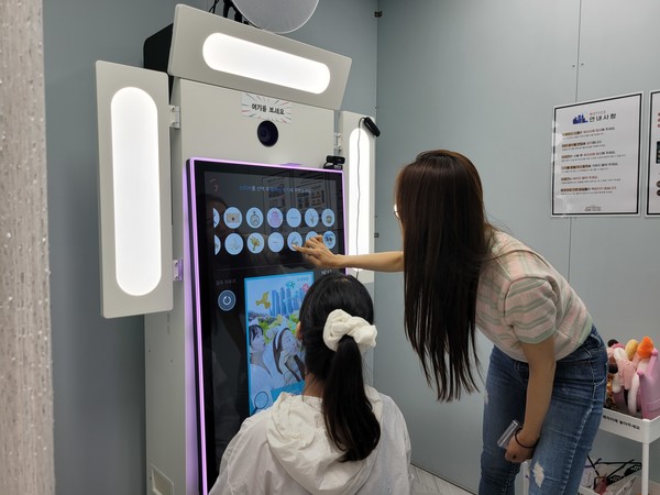 구는 더 쾌적한 공간에서 다양한 사진을 찍을 수 있도록 가로 2m×세로 3m×높이 2.5m의 포토부스를 세우고, 디지털 AI 기술이 적용된 촬영 장비를 설치했다. (사진=강남구)