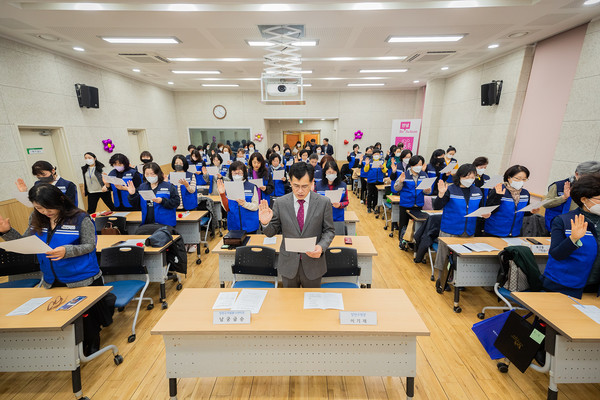 양천구는 지역사회를 위해 헌신하는 자원봉사자들의 노고를 예우하기 위해 서울시 최초로 우수 자원봉사자에 최대 50만 원의 간병 서비스 비용을 지원한다고 밝혔다. (사진=양천구)