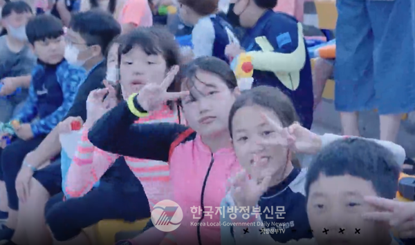 경남 통영시(시장 천영기)가 전국 지방정부 최초로 지난해 시작한 통영시의 모든 어린이를 대상으로 하는 '어린이상해보험 가입' 시행을 순조롭게 이어가고 있다. 통영시 2024 어린이날 행사 장면(사진=김지수 기자/통영시청)