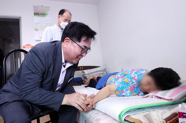 지난해 7월, 박일하 동작구청장이 ‘어르신 방문 한방의료 돌봄’ 1호 집을 방문하여 애로사항 등을 경청하고 있다. (사진=동작구)