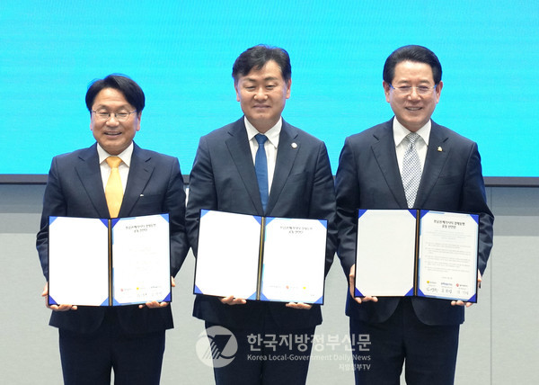 김영록 전남도지사(오른쪽)와 김관영 전북자치도지사(가운데), 강기정 광주광역시장(왼쪽)은 4일 전북 정읍 JB금융그룹 아우름캠퍼스에서 호남권의 경제 활성화와 상생발전 방안을 논의하기 위해 민선 8기 들어 처음 한자리에 모여 ‘제12회 호남권 정책협의회’를 개최하고, '호남권 메가시티 경제동맹'을 선언했다(사진=조용원 기자/전남도청)