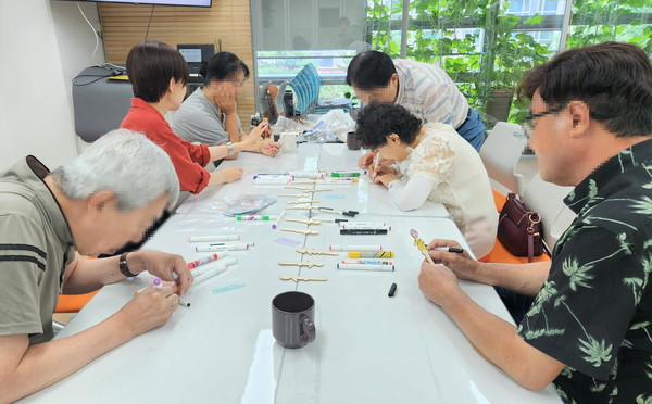 올해 진행한 시각장애인 대상 미술심리 프로그램 모습 (사진=영등포구)