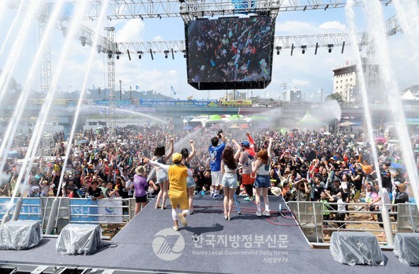 “ALL 水 좋다” 대한민국 최대 ‘정남진 장흥 물축제’와 세계 최대 ‘태국 송크란 물축제’가 만나 펼치는 지상 최대의 물축제 ‘글로벌 워터월드쇼’가 전남 장흥군에서 27일 개막한다(사진=조용원 기자/장흥군청)