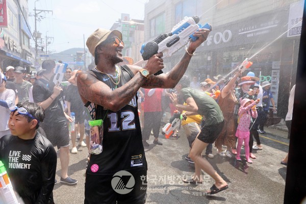 살수대첩 거리 퍼레이드는 관광객과 지역민이 한 데 어울려 물싸움을 벌이며 거리를 행진하는 축제의 핵심 프로그램이다(사진=조용원 기자/장흥군청) 