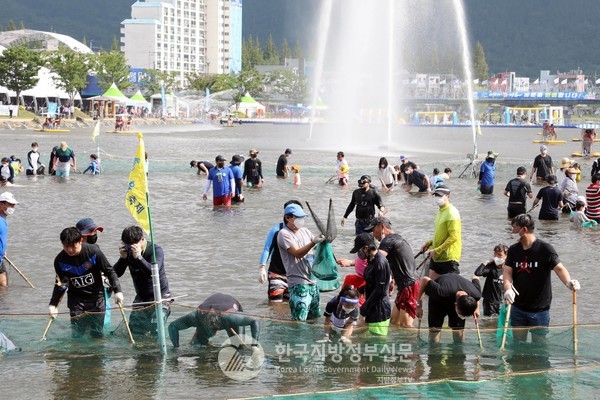 매일 오후 3시에는 황금물고기 잡기가 열린다. 물속에서 빠르게 헤엄치는 물고기를 잡기 위해 펼치는 관광객들의 치열한 추격전이 볼 만하다. 체험 후 잡은 물고기를 손질 해 포장해 갈 수 있다.(사진=조용원 기자/장흥군청)