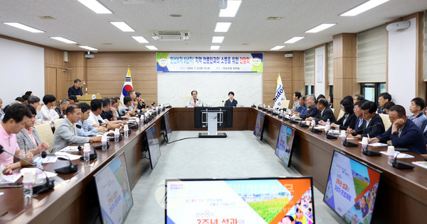 김희수 군수는 9일 진도군청 회의실에서 민선 8기 2주년 성과와 3년 차 운영계획 안내 등 언론인 간담회를 개최하고 '화합하는 군민, 아름답고 미래가 있는 진도 건설'의 포부를 밝혔다.(사진=조용원 기자/진도군청)