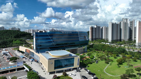 당진시는 다자녀 세대의 종합검사비 부담을 줄이고, 양육친화 도시를 조성하고자 작년 ‘당진시 다자녀 가정 자동차 종합검사비 지원조례’를 제정했다. 당진시청 전경 (사진=당진시)