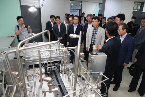 김진태 도지사는 도와 인력양성 협약을 맺은 삼성전자, DB하이텍, 한국반도체산업협회 임원에게 감사의 의미로 명예도민증서와 감사패를 전달했고, 1기 교육생들과 교육 참관 및 XR교육 체험도 했다. (사진=강원도)