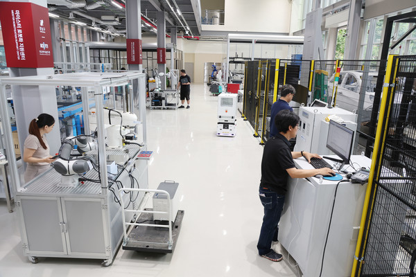 ‘강남 로봇플러스 테스트필드’는 5950㎡ 규모의 2개동 건물로 ▲1관 협업지능 실증개발지원센터(지상 3층)와 ▲2관 마이스터 로봇화 지원센터(지상 4층)로 이뤄졌다. (사진=강남구)