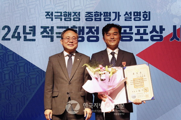 지난 11일 정부세종청사 중앙동 대강당에서 열린 ‘적극행정 유공 정부포상’ 수여식에서 고기동 행정안전부 차관(왼쪽)은 장명화 사무관(오른쪽)에게 정부 포상을 수여했다.(사진=광주광역시청)