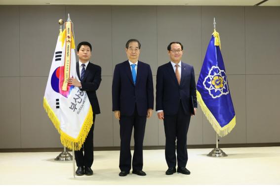 부산시는 행정안전부와 인사혁신처가 공동으로 주관하는 '제4회 적극행정 유공 정부포상 시상식'에서 광역 지방정부 중 유일하게 '대통령 표창'을 수상했다고 밝혔다. (사진=부산시)