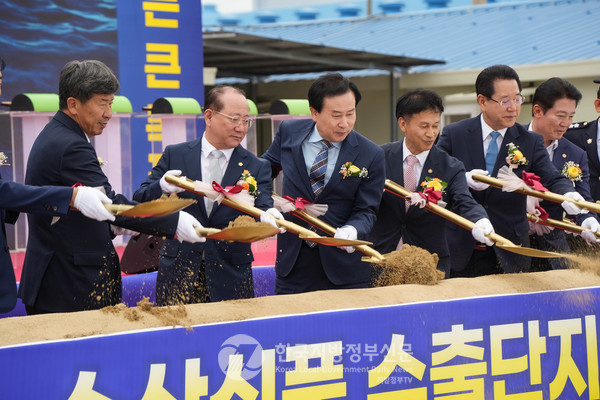 김영록 전남지사(오른쪽 두번째)와 박홍률 목포시장(왼쪽 세번째)이 참석해 지난 5월 말 착공한 ‘수산식품수출단지 조성사업’은 부지 28,133㎡의 대양산단 내에 사업비 1천137억원을 투입해 연면적 46,612㎡로 2개동이 건립된다.(사진=조용원 기자/목포시청)