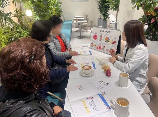 박승원 광명시장은 “고혈압·당뇨병 관리와 치료를 개인 치료 중심에서 지역사회 관리 중심으로 변화해 더욱 효과를 높일 방침”이라며 “삶의 질을 좌우하는 시민 건강 증진을 위한 지원을 아끼지 않을 것”이라고 밝혔다. (사진=광명시)