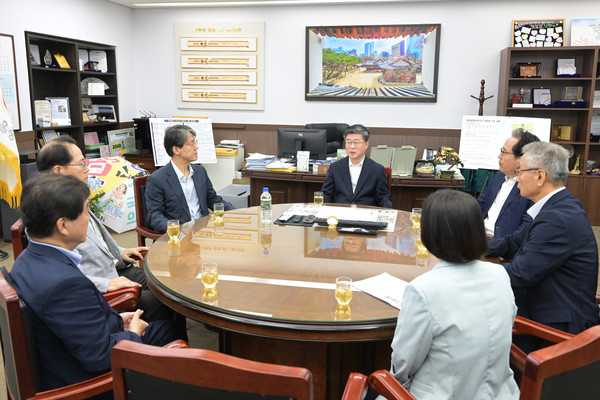 자문관 위촉식에서 김길성 구청장은 “수십 년 간 쌓아 온 외교 경험을 바탕으로 중구의 국제교류에 큰 보탬이 되어주셨으면 좋겠다”라며, “중구는 남산고도제한 완화, 명동스퀘어 재탄생, 구도심 재개발 사업, 글로벌 관광시장 육성 등 큰 변화를 추진하면서 해외의 좋은 사례들을 연구하고 있으므로 이와 같은 다양한 분야의 국제교류 시 활약을 부탁드린다”라고 밝혔다.