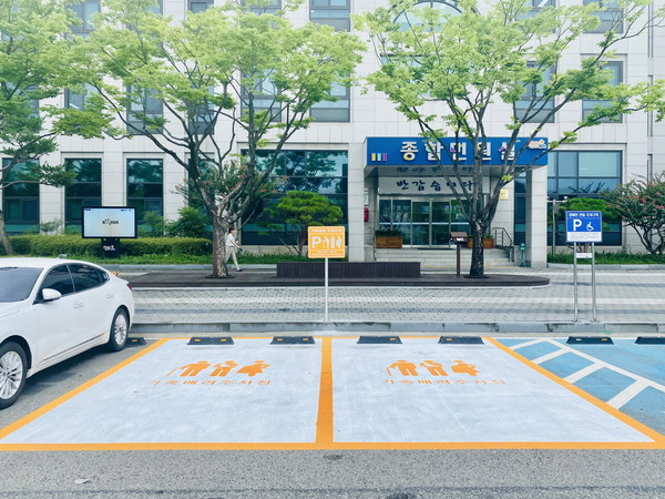 김천시는 교통약자의 불편 해소를 위해 청사 주차장에 가족배려주차구역 2면을 설치했다. (사진=김천시)