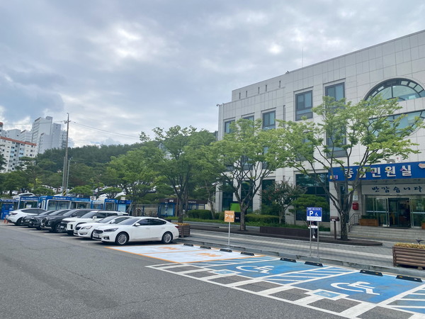 김용환 열린민원과장은 “교통약자 민원인들의 불편이 조금이나마 해소될 수 있으면 좋겠다”라며, “저출생·고령화 사회에서 이들을 배려할 수 있는 김천시가 되기 위해 작은 것부터 바꿔나가겠다”라고 밝혔다. (사진=김천시)