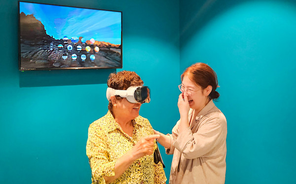 구는 지난 2019년부터 어르신 전용 VR 체험존으로 운영해 왔던 공간에 애플(Apple)의 공간컴퓨팅 기기인 비전프로(VIsion PRO)를 도입해 서울시 최초의 어르신 비전프로 체험존으로 운영한다. (사진=서초구)