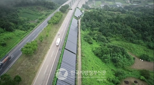 전라남도(도지사 김영록)가 국내 최초로 담양IC 인근 고속도로 법면(비탈면) 약 1만 983㎡ 면적에 1.2㎿, 사업비 15억 원 규모로 공공주도 방식의 고속도로 법면(비탈면) 태양광 시범사업 추진한다.(사진=전남도청) 우선 추진한다.