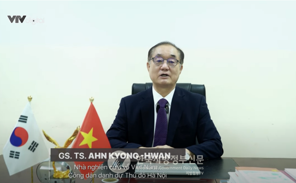 안경환 응우옌짜이대학 대외총장이 베트남 국가서열 1위 응우옌푸쫑 총비서의 서거와 관련하여 베트남 국영VTV와 인터뷰를 하고 있다(사진=유정 기자/VTV 영상캡쳐)