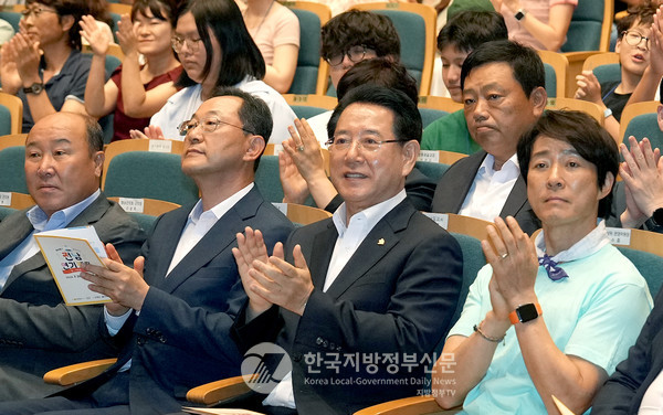 김영록 전라남도지사(오른쪽 두번째)와 명현관 해남군수(왼쪽 두번째), 배우 최수종 전남영상위원회 운영위원장(맨 오른쪽)이 29일 오후 해남문화예술회관 대공연장에서 열린 ‘제13회 최수종과 함께하는 전남 연기캠프’ 입소식에서 최수종 위원장 등 참석자들과 캠프 개회를 축하하는 박수를 치고 있다.(사진=전남도청)