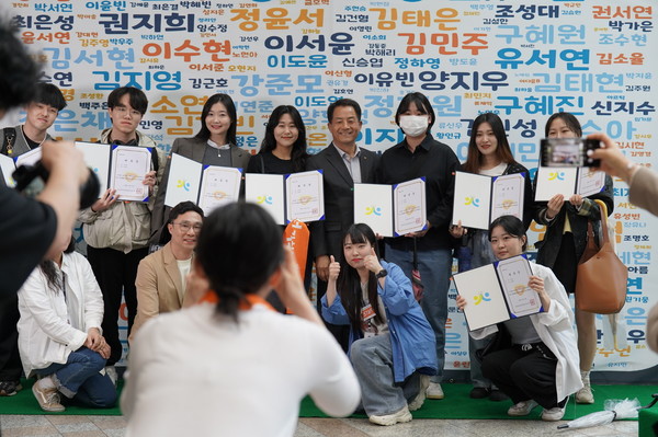 지난 4월 수원시청소년청년재단 청년네트워크 단원으로 위촉된 청년들이 기념촬영을 하고 있다. (사진=수원시)