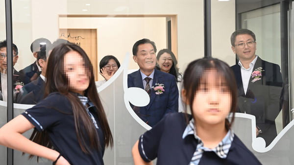 지난 7월18일 음악창작공간 ‘뮤트’ 개관식에서 이재준 수원시장을 비롯한 관계자들이 청소년들의 댄스 연습 장면을 보고 있다. (사진=수원시)