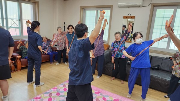 수원시청소년청년재단의 1만개의 봉사발자국 프로젝트에 참여한 동남대학교 봉사동아리가 화서2동 어르신들에게 치매예방 건강체조를 알려드리고 있다. (사진=수원시)