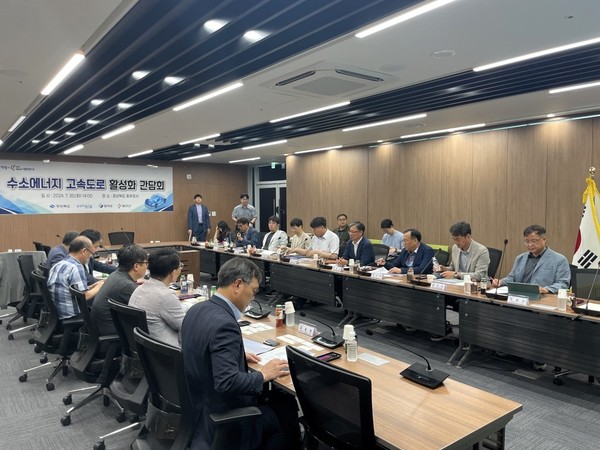 간담회에서는 경북도 수소경제 추진 상황을 공유하고, 동해안의 수소경제 산업벨트를 조성하기 위한 지역 주민 소통과 수소 생산과 활용 기업 간의 협력 방안 등에 대한 의견을 나눴다. (사진=경북도)