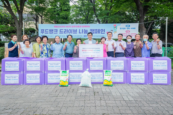 양천구는 대규모 아파트 단지를 중심으로 식료품 나눔 캠페인 '푸드뱅크 드라이브'를 전개해, 지난 1년간 총 7,900만원 상당의 식품 등을 저소득가정에 전달했다고 밝혔다. (사진=양천구)