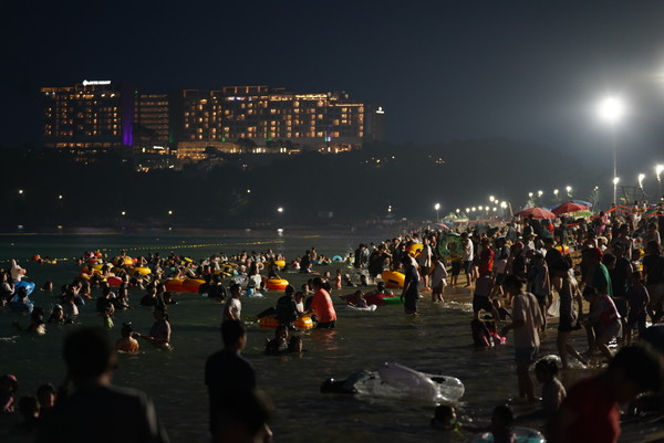 속초시는 8월 안전점검의 날을 맞아 6일 오후 4시부터 5시까지 속초해수욕장에서 여름철 폭염 대비 안전사고 예방 캠페인을 전개했다. 속초해수욕장 야간 모습, 참고사진은 해당기사와 직접적인 관련이 없음 (사진=속초시)