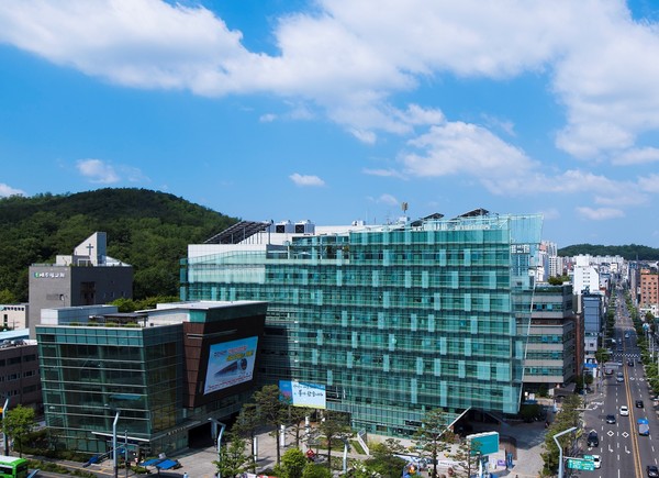 구는 어려운 재정집행 여건에도 불구하고 상반기 신속집행 대상액 2,499억 원 중 1,547억 원(61.9%)을 집행하여 행정안전부 목표액 대비 114% 초과 달성했다. 관악구청 전경 (사진=관악구)